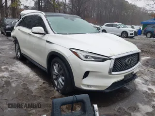 2020 Infiniti QX50 Luxe z VIN 3PCAJ5M39LF111641, wystawiony jako IAAI lot #41424190 z przebiegiem 39 396 mil mil oraz . Historia ofert i sprzedaży dostępna na DreamBid. Obrazek 1.