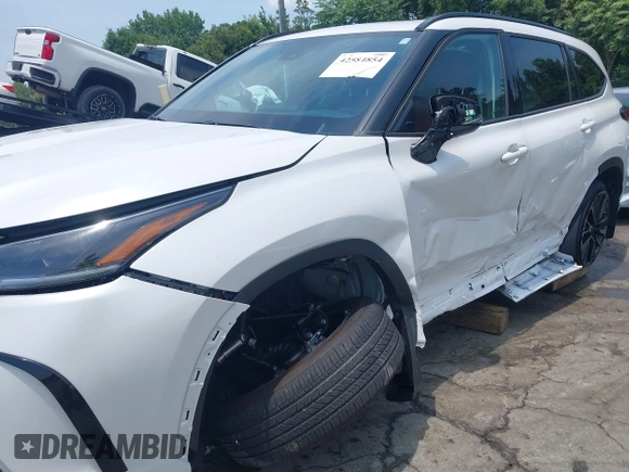 2023 Toyota Highlander L z VIN 5TDKDRAHXPS520803, wystawiony jako IAAI lot #42584854 z przebiegiem 11 561 mil mil oraz . Historia ofert i sprzedaży dostępna na DreamBid. Obrazek 6.