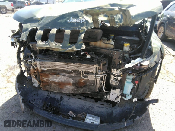 2019 Jeep Cherokee Latitude Plus with VIN 1C4PJLLX7KD129077, listed as a IAAI auction lot 39021322 with 69,503 mi miles. Bid and sale history available at carsss.com. Image 6.