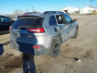 2017 Jeep Cherokee Altitude z VIN 1C4PJLAB3HW508050, wystawiony jako IAAI lot #41430524 z przebiegiem 120 819 mil mil oraz . Historia ofert i sprzedaży dostępna na DreamBid. Obrazek 4.