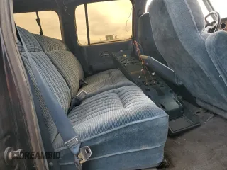 1989 GMC Suburban z VIN 1GKGV26K0KF517730, wystawiony jako Copart lot #41437715 z przebiegiem 21 423 mil mil oraz Szkody całkowita. Historia ofert i sprzedaży dostępna na DreamBid. Obrazek 11.