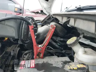 2019 Ford Transit z VIN 1FTYR1ZM4KKA54929, wystawiony jako IAAI lot #42174673 z przebiegiem 173 677 mil mil oraz . Historia ofert i sprzedaży dostępna na DreamBid. Obrazek 19.