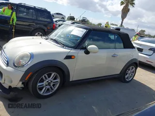 2012 MINI Convertible z VIN WMWZN3C53CT134194, wystawiony jako IAAI lot #42261686 z przebiegiem 104 099 mil mil oraz . Historia ofert i sprzedaży dostępna na DreamBid. Obrazek 14.
