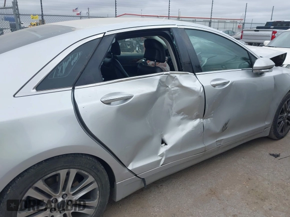 2013 Lincoln MKZ z VIN 3LN6L2G90DR826978, wystawiony jako IAAI lot #40630089 z przebiegiem Nie podano mil oraz . Historia ofert i sprzedaży dostępna na DreamBid. Obrazek 11.
