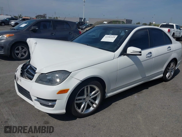 2014 Mercedes-Benz C 250 Sport z VIN WDDGF4HB0EG162208, wystawiony jako IAAI lot #42282529 z przebiegiem 91 399 mil mil oraz . Historia ofert i sprzedaży dostępna na DreamBid. Obrazek 2.