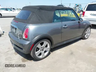 2005 MINI Convertible S z VIN WMWRH33585TF85313, wystawiony jako IAAI lot #42401456 z przebiegiem 126 586 mil mil oraz . Historia ofert i sprzedaży dostępna na DreamBid. Obrazek 4.
