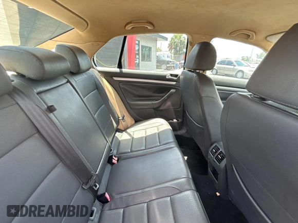 2006 Volkswagen Jetta z VIN 3VWRG81K46M724245, wystawiony jako Copart lot #57293785 z przebiegiem 212 639 mil mil oraz Czysty tytuł • Clean title. Historia ofert i sprzedaży dostępna na DreamBid. Obrazek 6.
