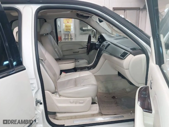 2007 Cadillac Escalade with VIN 1GYFK63827R341831, listed as a IAAI auction lot 41813021 with 175,112 mi miles. Bid and sale history available at carsss.com. Image 5.