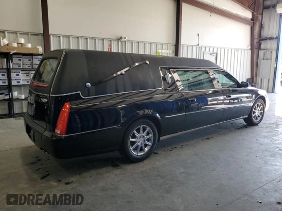 2011 Cadillac DTS Professional Limousine z VIN 1GE7K9C61BU600591, wystawiony jako Copart lot #55618735 z przebiegiem 31 702 mil mil oraz Tytuł czysty. Historia ofert i sprzedaży dostępna na DreamBid. Obrazek 3.