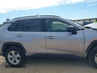 2021 Toyota RAV4 Hybrid LE z VIN JTMLWRFV8MD129136, wystawiony jako IAAI lot #41644636 z przebiegiem 82 253 mil mil oraz . Historia ofert i sprzedaży dostępna na DreamBid. Obrazek 13.