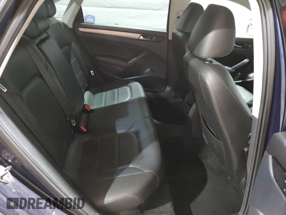 2014 Volkswagen Passat Wolfsburg Edition z VIN 1VWAT7A31EC099721, wystawiony jako Copart lot #52241945 z przebiegiem 151 115 mil mil oraz Czysty tytuł • Clean title. Historia ofert i sprzedaży dostępna na DreamBid. Obrazek 10.