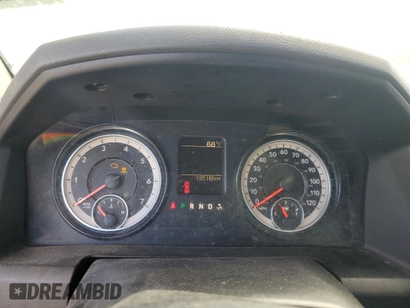 2019 Ram 1500 Tradesman z VIN 3C6JR6DTXKG560700, wystawiony jako Copart lot #52807595 z przebiegiem 195 166 mil mil oraz Czysty tytuł • Clean title. Historia ofert i sprzedaży dostępna na DreamBid. Obrazek 9.