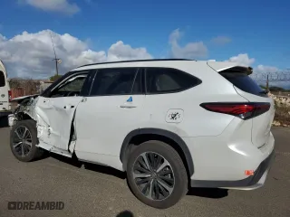 2022 Toyota Highlander XSE with VIN 5TDLZRAH7NS133662, listed as a Copart auction lot 85827124 with 82,047 mi miles and Salvage Title. Bid and sale history available at carsss.com. Image 2.