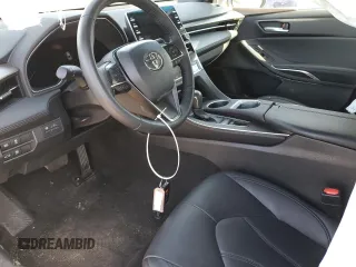 2022 Toyota Avalon XLE z VIN 4T1JZ1FBXNU071758, wystawiony jako Copart lot #42793923 z przebiegiem 32 090 mil mil oraz . Historia ofert i sprzedaży dostępna na DreamBid. Obrazek 7.