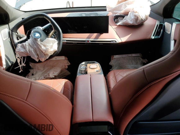 2023 BMW iX M60 z VIN WB533CF02PCL29526, wystawiony jako Copart lot #50676894 z przebiegiem 7 865 mil mil oraz . Historia ofert i sprzedaży dostępna na DreamBid. Obrazek 8.