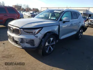 2024 Volvo XC40 Core Bright Theme с VIN YV4L12UK1R2233367, выставлен на аукционе Copart как лот 83046854 с пробегом 3 358 миль миль и Списание • Salvage title. История ставок и продаж доступна на DreamBid. Изображение 1.