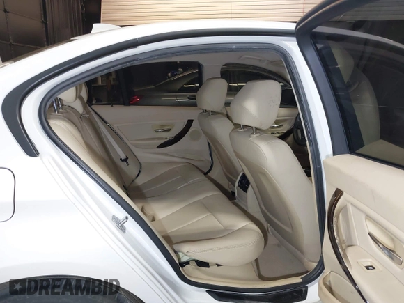 2015 BMW 3 Series 320i с VIN WBA3B1G50FNT07918, выставлен на аукционе IAAI как лот 41876026 с пробегом 83 220 миль миль и . История ставок и продаж доступна на DreamBid. Изображение 8.