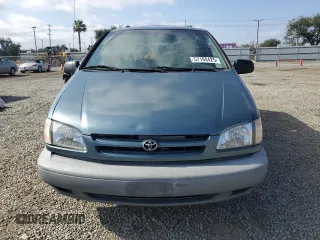 2000 Toyota Sienna LE z VIN 4T3ZF13C8YU250689, wystawiony jako Copart lot #57168425 z przebiegiem 133 890 mil mil oraz Szkody całkowita. Historia ofert i sprzedaży dostępna na DreamBid. Obrazek 5.