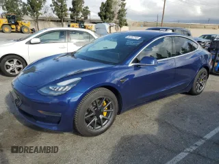 2018 Tesla Model 3 Long Range Battery z VIN 5YJ3E1EA2JF033879, wystawiony jako Copart lot #56757745 z przebiegiem 63 198 mil mil oraz Szkoda całkowita • Salvage title. Historia ofert i sprzedaży dostępna na DreamBid. Obrazek 1.