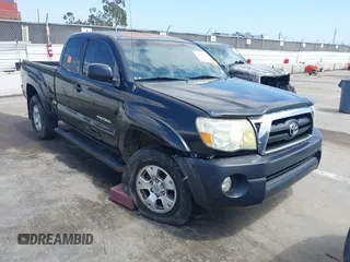 2008 Toyota Tacoma PreRunner z VIN 5TETU62N98Z479625, wystawiony jako IAAI lot #42441116 z przebiegiem 159 837 mil mil oraz . Historia ofert i sprzedaży dostępna na DreamBid. Obrazek 1.