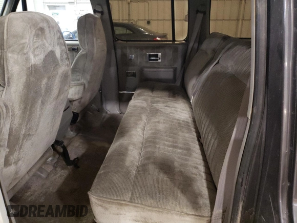 1991 GMC Suburban z VIN 1GKEV16K5MF500359, wystawiony jako Copart lot #81125224 z przebiegiem 177 181 mil mil oraz Czysty tytuł • Clean title. Historia ofert i sprzedaży dostępna na DreamBid. Obrazek 11.