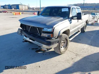 2006 Chevrolet Silverado 3500 SRW Wrk Trk with VIN 1GCHK33DX6F235816, listed as a IAAI auction lot 41588075 with 232,815 mi miles. Bid and sale history available at carsss.com. Image 2.