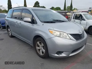 2011 Toyota Sienna LE AAS z VIN 5TDKK3DC9BS069648, wystawiony jako IAAI lot #42207332 z przebiegiem 195 536 mil mil oraz . Historia ofert i sprzedaży dostępna na DreamBid. Obrazek 1.