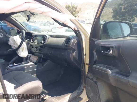 2017 Toyota Tacoma SR5 z VIN 3TMAZ5CN8HM039863, wystawiony jako IAAI lot #42384198 z przebiegiem 53 142 mil mil oraz . Historia ofert i sprzedaży dostępna na DreamBid. Obrazek 5.