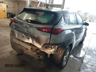 2021 Hyundai Kona SE z VIN KM8K1CAA4MU645470, wystawiony jako IAAI lot #41727340 z przebiegiem 71 932 mil mil oraz . Historia ofert i sprzedaży dostępna na DreamBid. Obrazek 4.