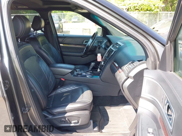 2017 Ford Explorer Platinum z VIN 1FM5K8HT0HGB85923, wystawiony jako IAAI lot #42399738 z przebiegiem 107 592 mil mil oraz . Historia ofert i sprzedaży dostępna na DreamBid. Obrazek 5.