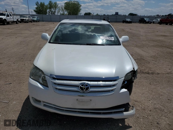 2005 Toyota Avalon XL z VIN 4T1BK36B25U061701, wystawiony jako Copart lot #58007825 z przebiegiem 207 885 mil mil oraz Szkoda całkowita • Salvage title. Historia ofert i sprzedaży dostępna na DreamBid. Obrazek 5.