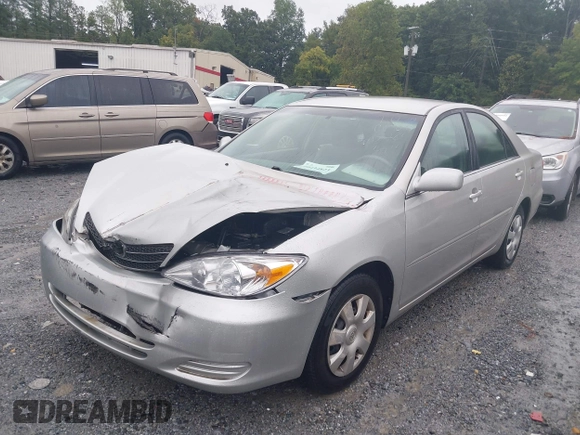 2004 Toyota Camry LE z VIN 4T1BE32KX4U842784, wystawiony jako IAAI lot #40434823 z przebiegiem 119 021 mil mil oraz . Historia ofert i sprzedaży dostępna na DreamBid. Obrazek 2.