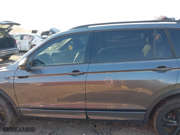 2023 Volkswagen Tiguan SE R-Line Black with VIN 3VV8B7AX3PM014632, listed as a IAAI auction lot 41002858 with 40,955 mi miles. Bid and sale history available at carsss.com. Image 15.