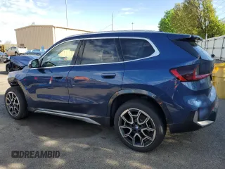 2024 BMW X1 xDrive28i z VIN WBX73EF0XR5017143, wystawiony jako Copart lot #54323325 z przebiegiem 5 411 mil mil oraz Szkoda całkowita • Salvage title. Historia ofert i sprzedaży dostępna na DreamBid. Obrazek 2.
