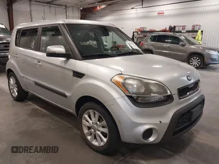 2013 Kia Soul + z VIN KNDJT2A63D7514576, wystawiony jako IAAI lot #42418102 z przebiegiem 180 617 mil mil oraz . Historia ofert i sprzedaży dostępna na DreamBid. Obrazek 1.