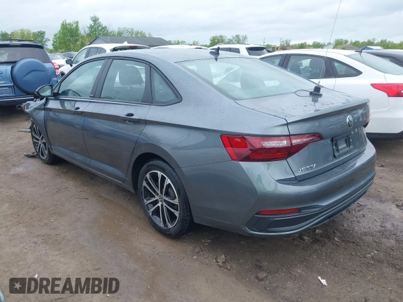 2024 Volkswagen Jetta Sport z VIN 3VWBM7BUXRM034024, wystawiony jako IAAI lot #42242892 z przebiegiem 7 996 mil mil oraz . Historia ofert i sprzedaży dostępna na DreamBid. Obrazek 3.