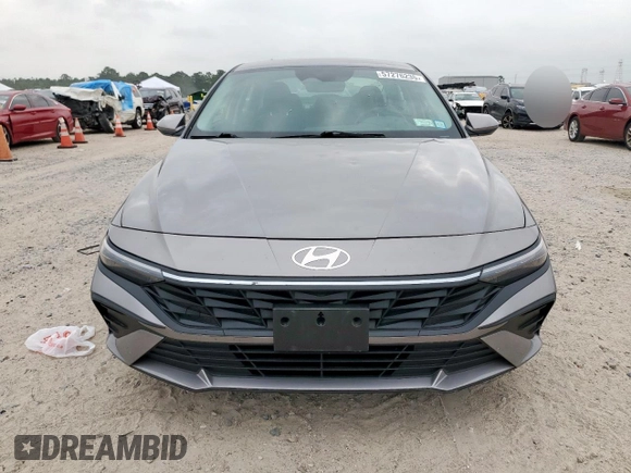 2024 Hyundai Elantra SE z VIN KMHLL4DG3RU681193, wystawiony jako Copart lot #57276235 z przebiegiem 49 326 mil mil oraz Czysty tytuł • Clean title. Historia ofert i sprzedaży dostępna na DreamBid. Obrazek 5.