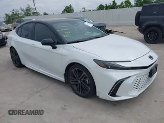 2025 Toyota Camry LE z VIN 4T1DAACK2SU016483, wystawiony jako IAAI lot #42123233 z przebiegiem 19 686 mil mil oraz . Historia ofert i sprzedaży dostępna na DreamBid. Obrazek 1.