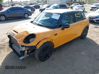 2015 MINI Hardtop 4 Door S z VIN WMWXU3C51F2B57061, wystawiony jako IAAI lot #41691431 z przebiegiem 66 406 mil mil oraz . Historia ofert i sprzedaży dostępna na DreamBid. Obrazek 18.