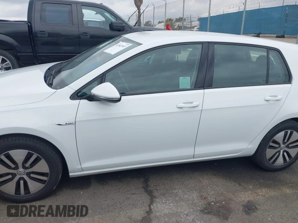 2019 Volkswagen Golf SE z VIN WVWKR7AU6KW910647, wystawiony jako IAAI lot #41502997 z przebiegiem 20 649 mil mil oraz . Historia ofert i sprzedaży dostępna na DreamBid. Obrazek 14.