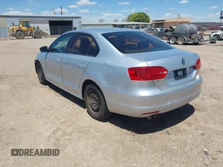 2014 Volkswagen Jetta S z VIN 3VW2K7AJ9EM290131, wystawiony jako IAAI lot #42306644 z przebiegiem 94 013 mil mil oraz . Historia ofert i sprzedaży dostępna na DreamBid. Obrazek 3.