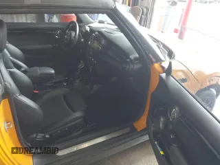 2017 MINI Convertible Cooper S z VIN WMWWG9C31H3C81428, wystawiony jako IAAI lot #42192920 z przebiegiem 75 861 mil mil oraz . Historia ofert i sprzedaży dostępna na DreamBid. Obrazek 5.