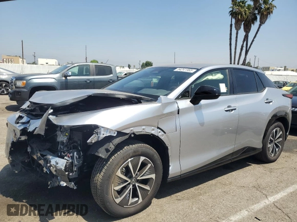 2025 Lexus RZ 300e Premium z VIN JTJABABB3SA007988, wystawiony jako Copart lot #54241965 z przebiegiem 2 633 mil mil oraz Szkoda całkowita • Salvage title. Historia ofert i sprzedaży dostępna na DreamBid. Obrazek 1.