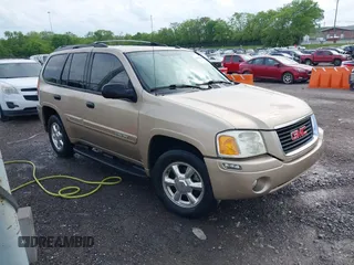 2005 GMC Envoy SLT with VIN 1GKDS13S452141376, listed as a IAAI auction lot 42095025 with 198,911 mi miles. Bid and sale history available at carsss.com. Image 1.
