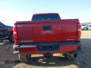 2018 GMC Sierra 2500HD Denali z VIN 1GT12UEY6JF272619, wystawiony jako IAAI lot #41743216 z przebiegiem 165 231 mil mil oraz . Historia ofert i sprzedaży dostępna na DreamBid. Obrazek 16.