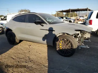 2022 Aston Martin DBX z VIN SD7VUJAW1NTV04534, wystawiony jako Copart lot #87969325 z przebiegiem 17 373 mil mil oraz Szkody całkowita. Historia ofert i sprzedaży dostępna na DreamBid. Obrazek 4.