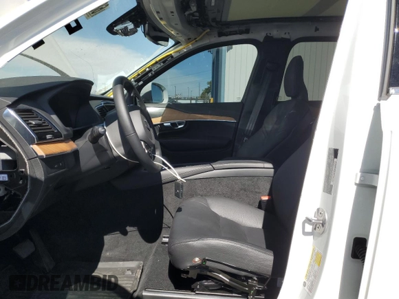 2024 Volvo XC90 Plus with VIN YV4H60LE0R1176317, listed as a Copart auction lot 68384344 with 5,788 mi miles and Salvage Title. Bid and sale history available at DreamBid. Image 7.