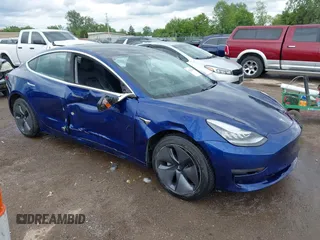 2020 Tesla Model 3 Long Range z VIN 5YJ3E1EB1LF617461, wystawiony jako IAAI lot #42272338 z przebiegiem 71 258 mil mil oraz . Historia ofert i sprzedaży dostępna na DreamBid. Obrazek 1.