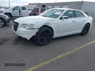 2019 Chrysler 300 Limited z VIN 2C3CCAEG9KH698188, wystawiony jako IAAI lot #42190234 z przebiegiem 62 817 mil mil oraz . Historia ofert i sprzedaży dostępna na DreamBid. Obrazek 17.