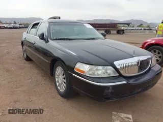 2008 Lincoln Town Car z VIN 2LNHM85WX8X636193, wystawiony jako IAAI lot #41916910 z przebiegiem Nie podano mil oraz . Historia ofert i sprzedaży dostępna na DreamBid. Obrazek 1.
